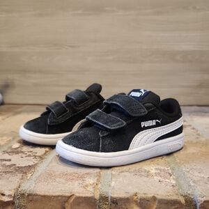PUMA Smash v2 SD V infants' casual sneakers in black and white.